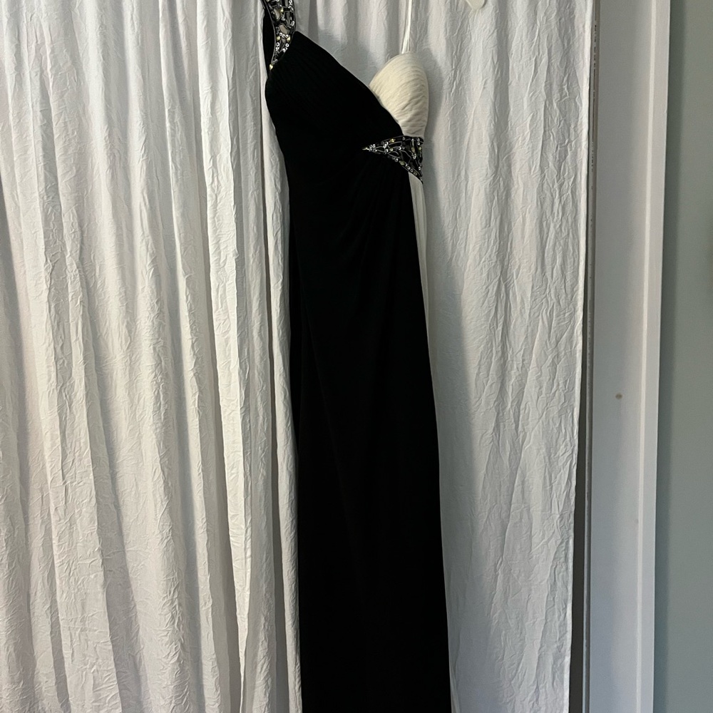 Faviana size 2 Black and White One-Shoulder Gown